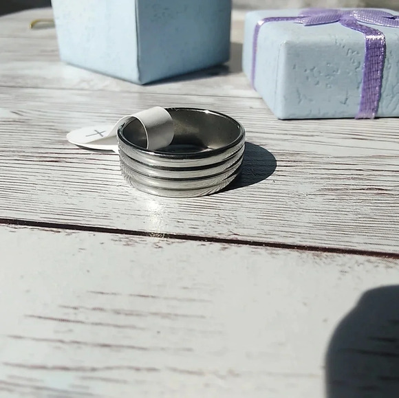 NIB Size 7 Silver-Tone Ring - Minimalistic Elegance - Picture 1 of 6